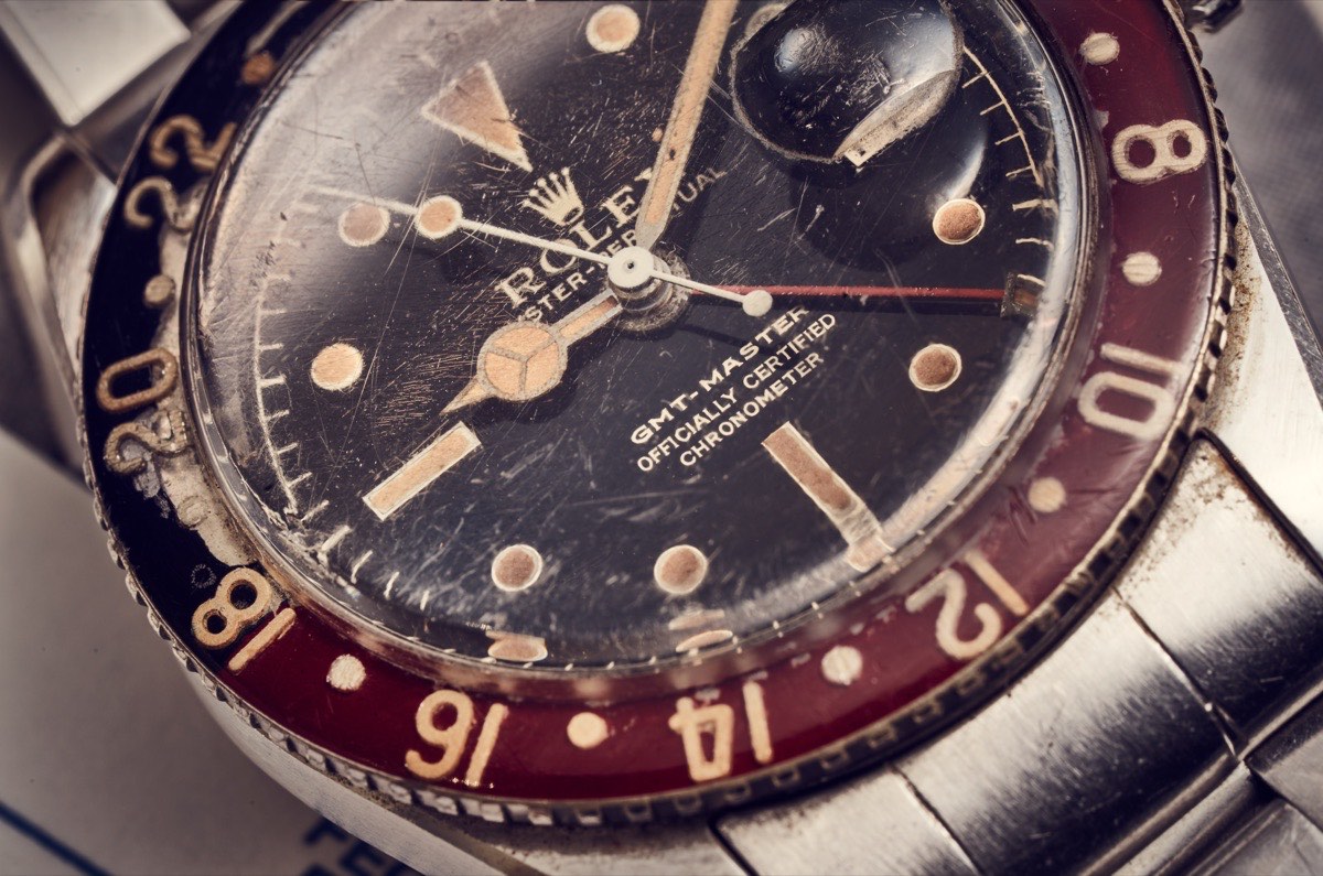 Lunette en bakélite d'une Rolex GMT-Master 6542, en gros plan