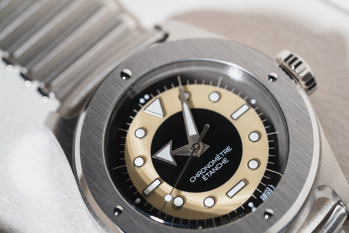 La Serica 5303-2 en gros plan : cadran noir et porcelaine, mention « chronomètre étanche »
