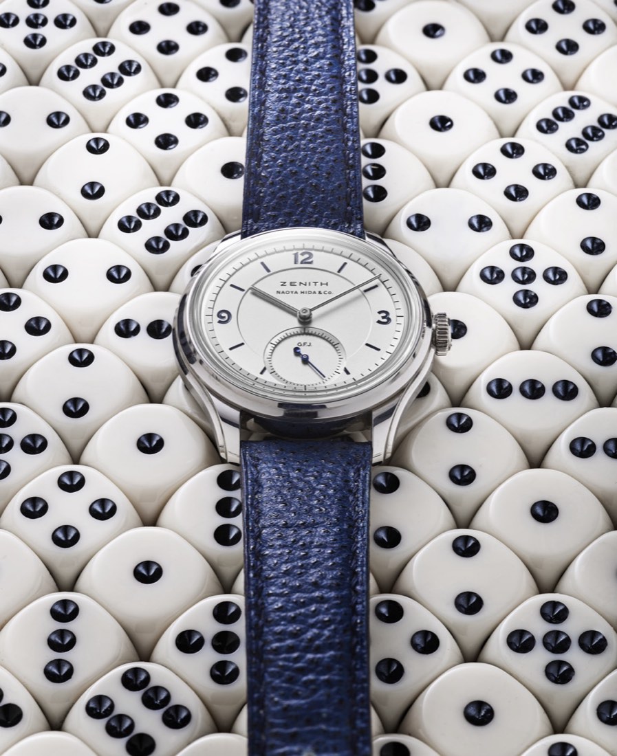 La Zenith G.F.J. Calibre 135 Double Signed posée sur un lit de dés, bracelet bleu